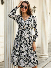 Bedrucktes Damenkleid mit V-Ausschnitt